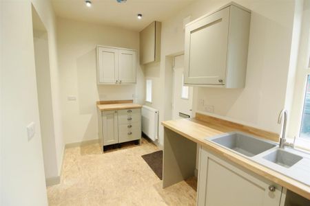 2 bedroom end of terrace house to rent - Photo 2