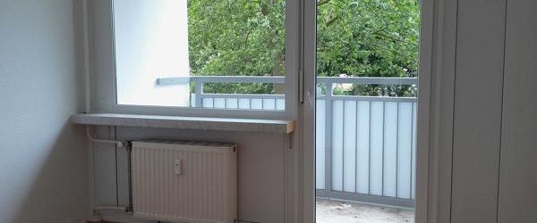Wir sanieren für Sie: Familienfreundliche 3-Zimmerwohnung mit Balkon und Aufzug! - Photo 1