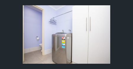 Furnished 1x1 - Courtyard + Carport - Photo 3