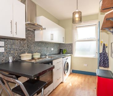 1 Bed Flat, Park Grove Road, E11 - Photo 2