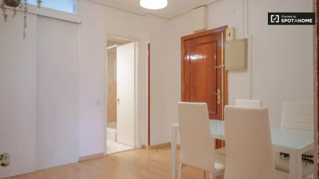 Room in a shared 4-bedroom apartment for rent in Castillejos, all bills included - Photo 5