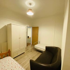 Room in a Shared House, Queens Road, CR0 - Photo 2