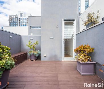 Simply Irresistible! - City Living at its best - Photo 6