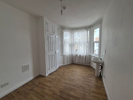 5 Bed Terraced House, Mayfair Avenue, IG1 - Photo 4