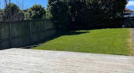 Newly Renovated Three-Bedroom - Mt Wellington - Photo 3