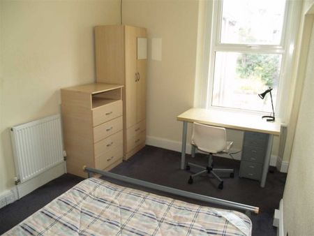 4 Bed - Furzehill Road, Plymouth - Photo 3