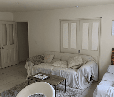 Live right next to the University! - Photo 1