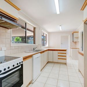 Spacious Brick Home in Quiet Court Location - Photo 2