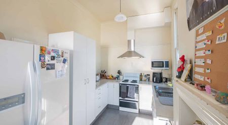 6 Bedroom Flat - New Addition Double Glazing for 2026 !! - Photo 5