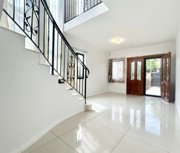 Spacious family home in prime Strathfield South location - Photo 2