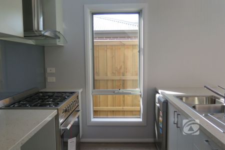 CONTEMPORARY HOME - Photo 5