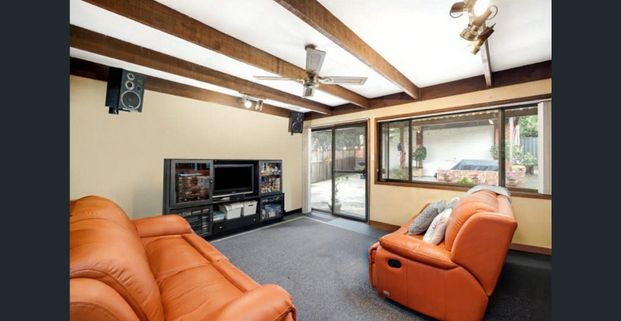 A beautiful family home, easy access to shops, transport, schools, offered as short term lease only. - Photo 1