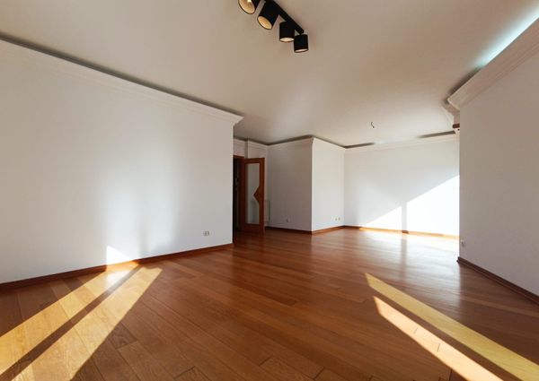 Apartamento T3 com Terraço Privativo para Arrendamento em Nova Queijas