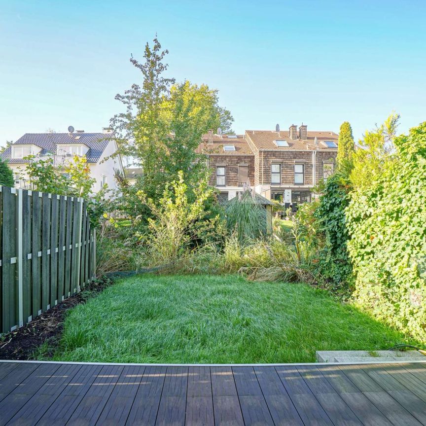 Familienidylle in Mülheim Heißen: Split-Level-Reihenhaus mit Einliegerwohnung und sonnigem Garten - Photo 1