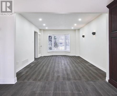 102 HIALEAH CRESCENT - Photo 1