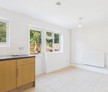 4 bedroom link detached house to rent - Photo 4