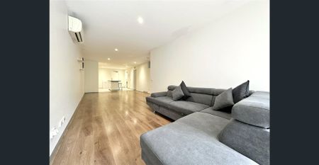 UNFURNISHED MAGNIFICENT TWO BEDROOM APARTMENT WITH SEPERATE STUDY ROOM LOCATED IN NORTHBANK PLACE CENTRAL - MELBOURNE CBD !!! - Photo 3