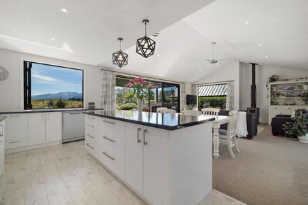 Stunning home in Jack's Point - Photo 4