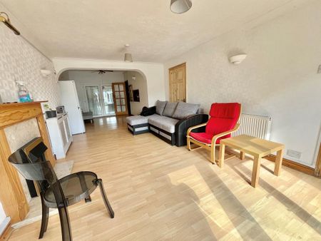 5 bedroom semi-detached house to rent - Photo 2