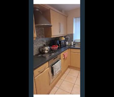 Room in a Shared Flat, Brookhey, SK14 - Photo 1