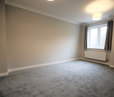 2 Bedroom Flat / Apartment - Albert Street, Fleet - Photo 4