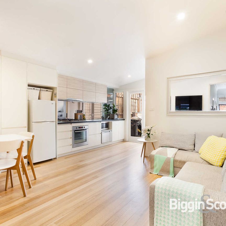 STUNNING 2 BEDROOM VICTORIAN, SIGNATURE RICHMOND STYLE - Photo 1