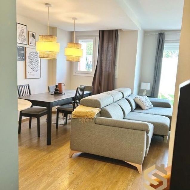 Alquiler de chalet adosado en Camino Entrambasaguas - Photo 1