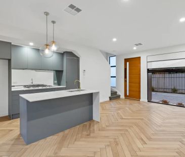 “Designer style with stunning luxe fit-out - you will simply fall i... - Photo 3