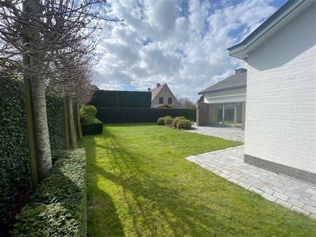 Alleenstaande en verzorgde villa, goed gelegen in een rustige en residentiële wijk. - Foto 4