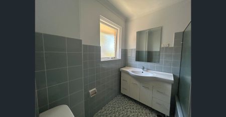 Spacious One-Bedroom Apartment with Lock-Up Garage and Storage – Popular Dee Why Location - Photo 5