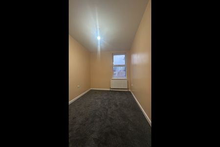 3 Bed Flat, Victoria Road, E6 - Photo 3