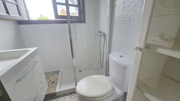 Exclusiva vivienda de amplios espacios situada en una selecta y cuidada comunidad de pocos residentes, donde la tranquilidad es el protagonista. - Photo 1