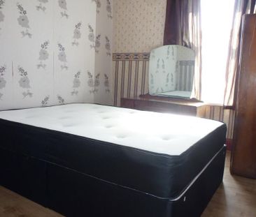 4 bedroom end of terrace house to rent - Photo 5