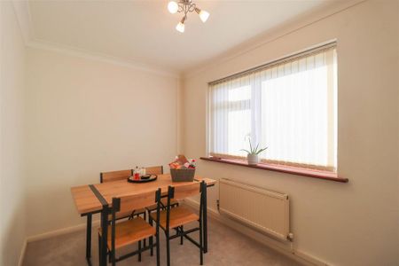 3 bedroom detached bungalow to rent - Photo 4