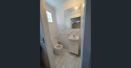 Master bedroom 5 Minutes Waik to Deakin University - Photo 2