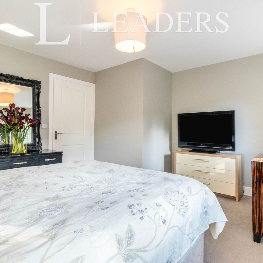 2 bedroom house to rent Kingfisher Close, Leatherhead, KT22 - Photo 1