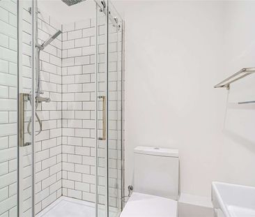 A studio apartment in a classic period building on Egerton Gardens,... - Photo 6