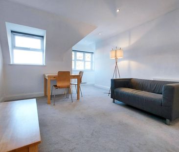 The Gables, Waldeck Road, London W13 - Photo 2