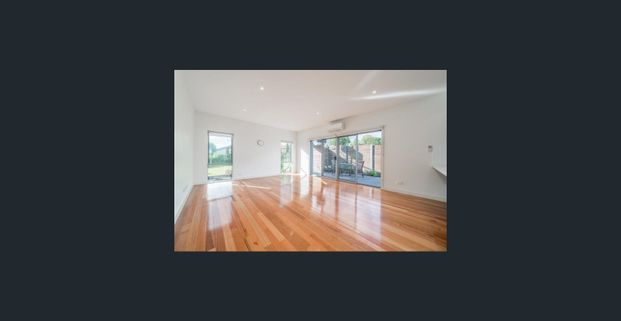 Modern Townhouse With Beautiful Views - Photo 1