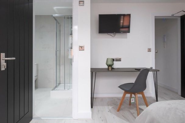 6 bedroom house to rent - Photo 1