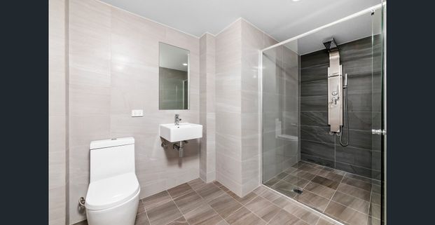 Spacious Top Floor Split-Level Apartment - Photo 1