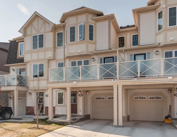 Beautiful Spacious Home — 2 Bedrooms Townhouse - Photo 1