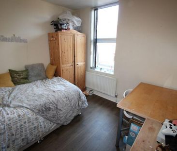 4 bedroom flat to rent - Photo 1