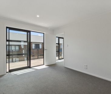 Stylish Townhouse - Photo 5