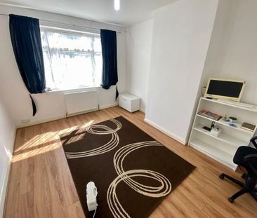 3 bedroom semi-detached house to rent - Photo 3