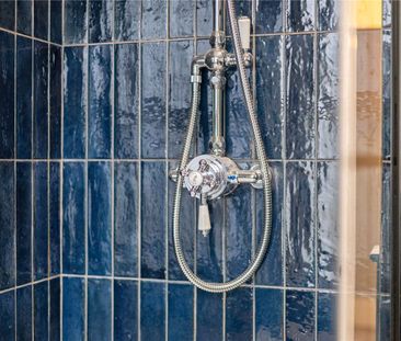 A stunning, newly renovated, apartment - Photo 4