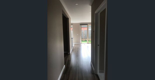 Luxuriously roomy 4 bedroom townhouse short distance from train station - Photo 1