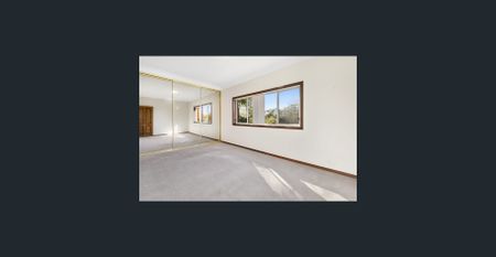 Spacious Sunlit Three Bedroom Apartment - Photo 4