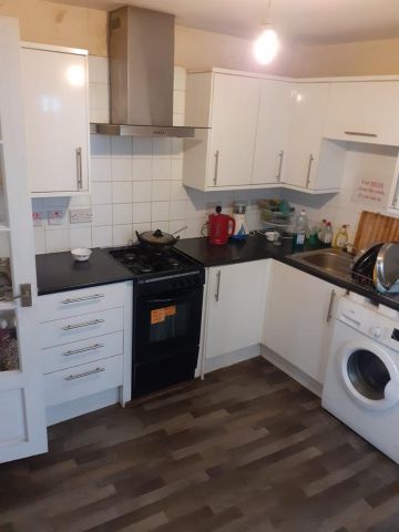 Room in a Shared House, Plashet Grove, E6 - Photo 5