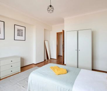 Room in a shared 8-bedroom apartment for rent in Lisbon, fully furnished. - Photo 1